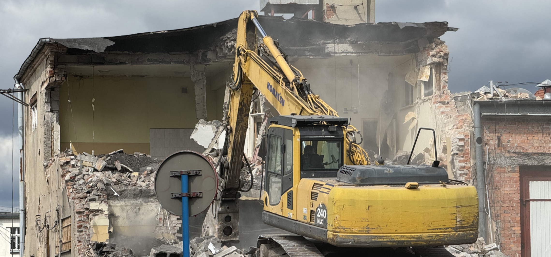 Inowrocław - Trwa wyburzanie budynku dawnego PKS-u