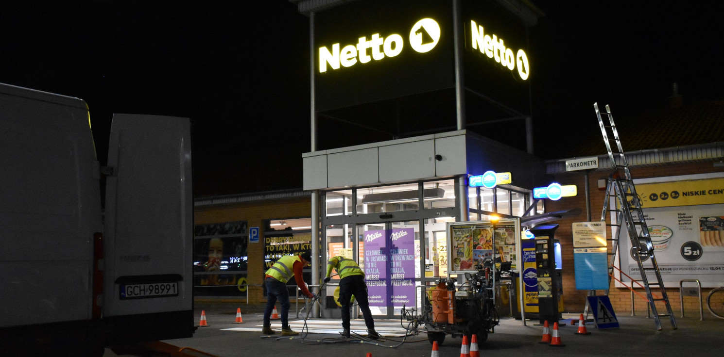 Inowrocław - Netto zabezpiecza parking przed sklepem na ul. Św. Ducha