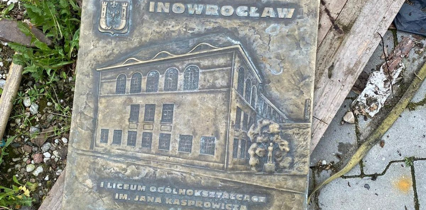 Inowrocław - Płyta chodnikowa skradziona z Królówki odzyskana 