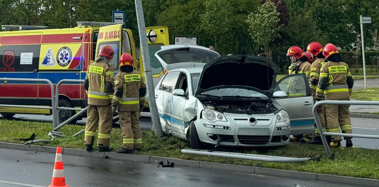 Inowrocław - Na Górniczej ściął barierki i uderzył w latarnię