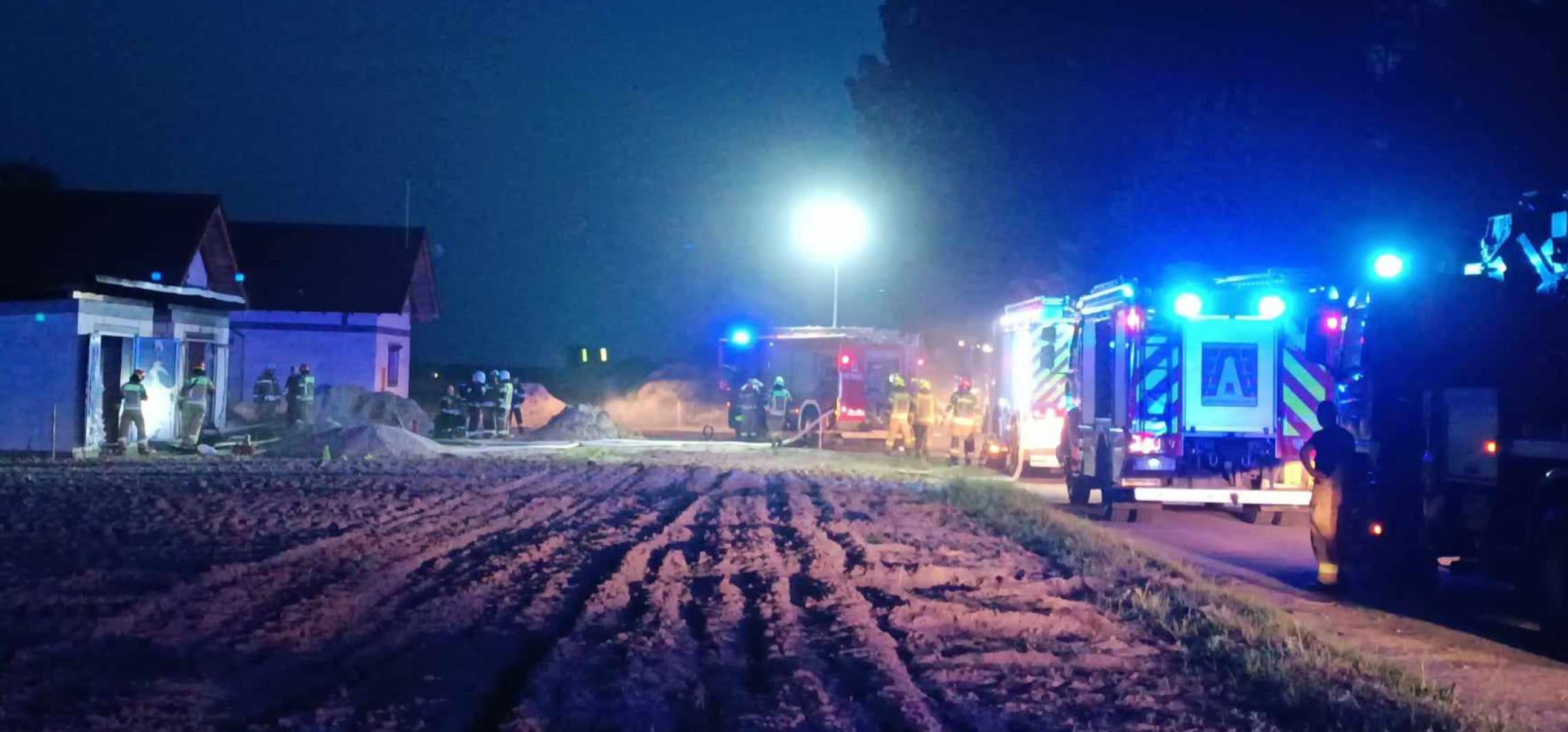 Kruszwica - Siedem zastępów straży gasi pożar pod Kruszwicą