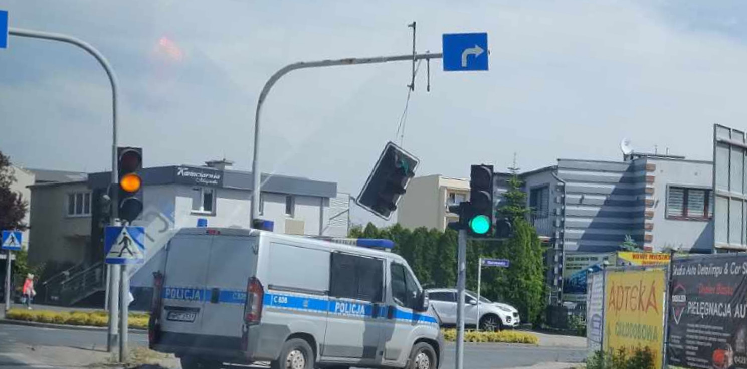 Inowrocław - Urwany sygnalizator wisi nad skrzyżowaniem