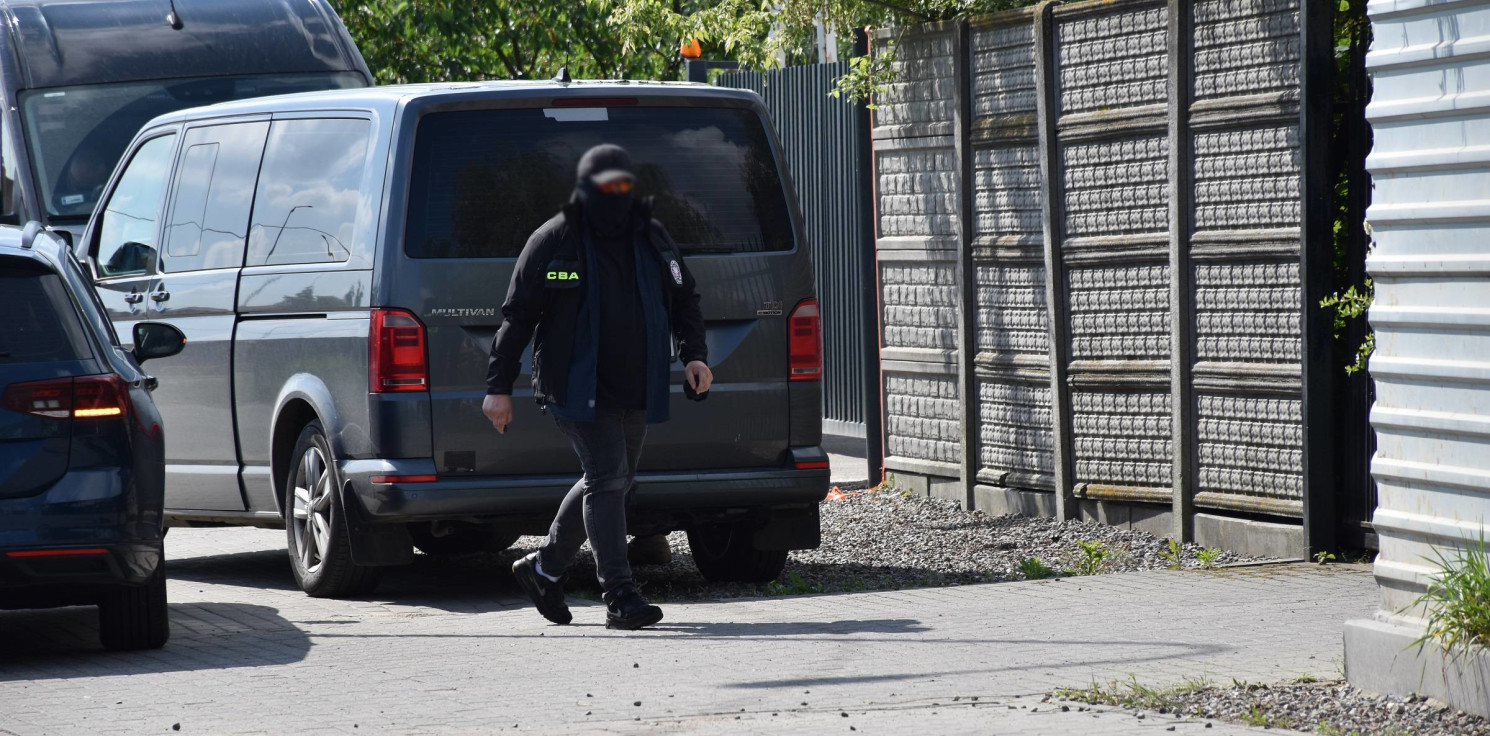 Pakość.online - Potężna akcja policji w Pakości. Jedna osoba aresztowana, trwają przeszukania