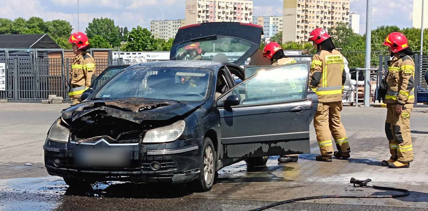Inowrocław - Na parkingu galerii zapalił się samochód