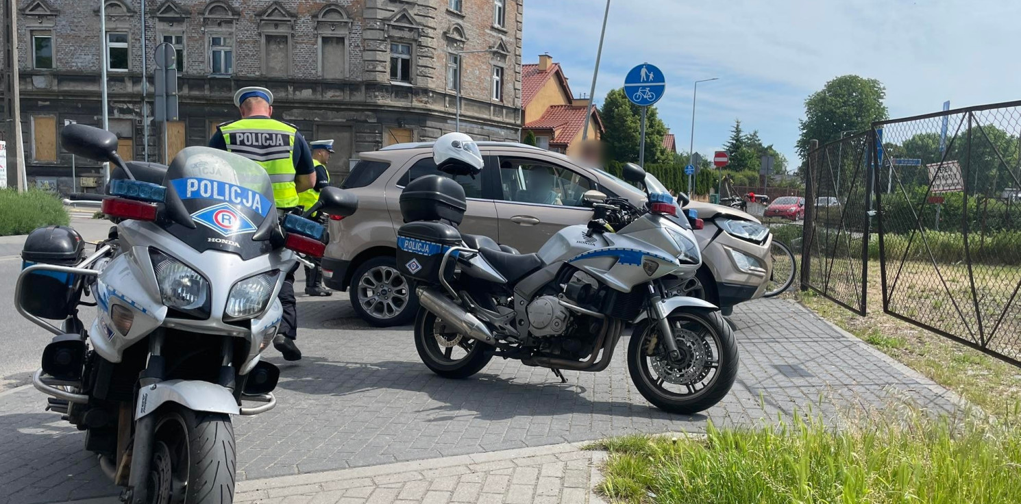 Inowrocław - Zderzenie dwóch fordów. Oberwała też lampa uliczna