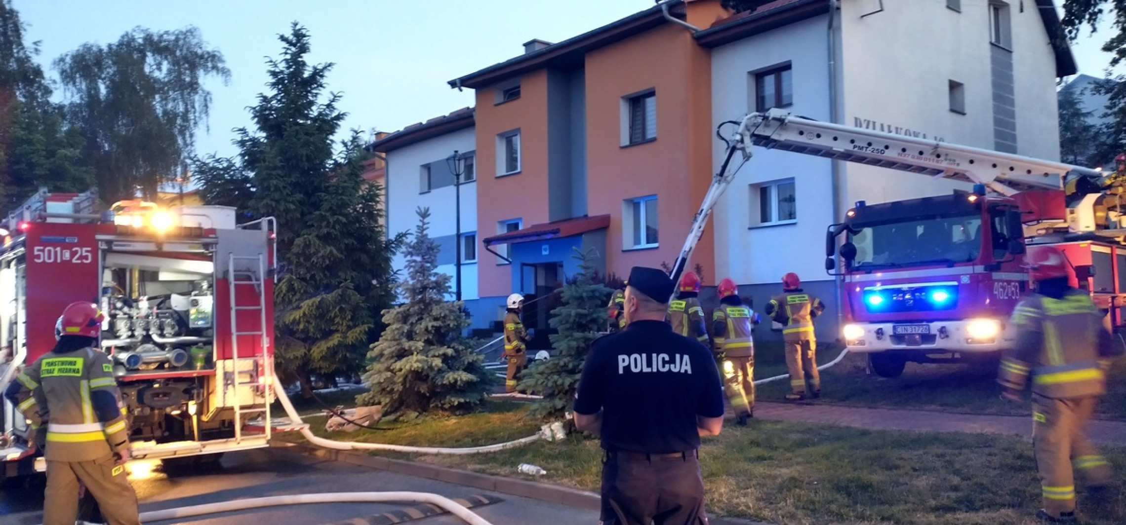 Radziejów - Pożar bloku: 41-latek podejrzewany o podpalenie i napaść z nożem. Padł strzał