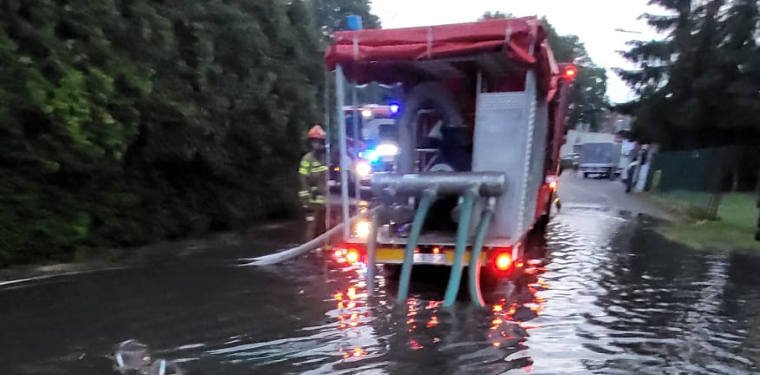 Gniewkowo - DK 15 zablokowana w Gniewkowie, po intensywnych opadach zalało jezdnię 