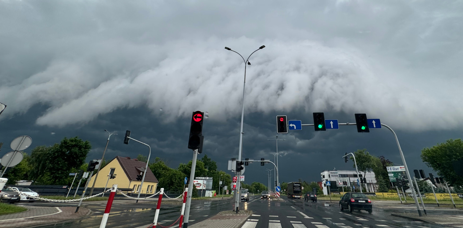 Inowrocław - Efektowne chmury nad miastem. Niebezpiecznie w pogodzie