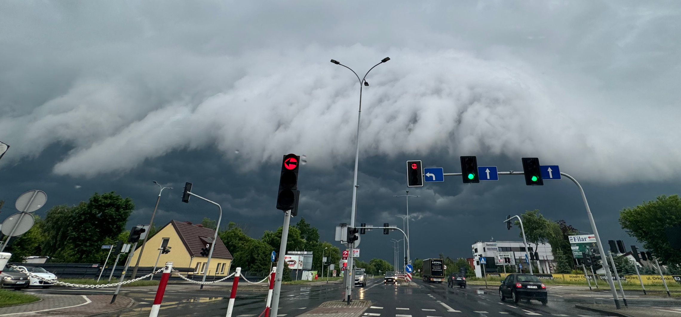 Inowrocław - Efektowne chmury nad miastem. Niebezpiecznie w pogodzie