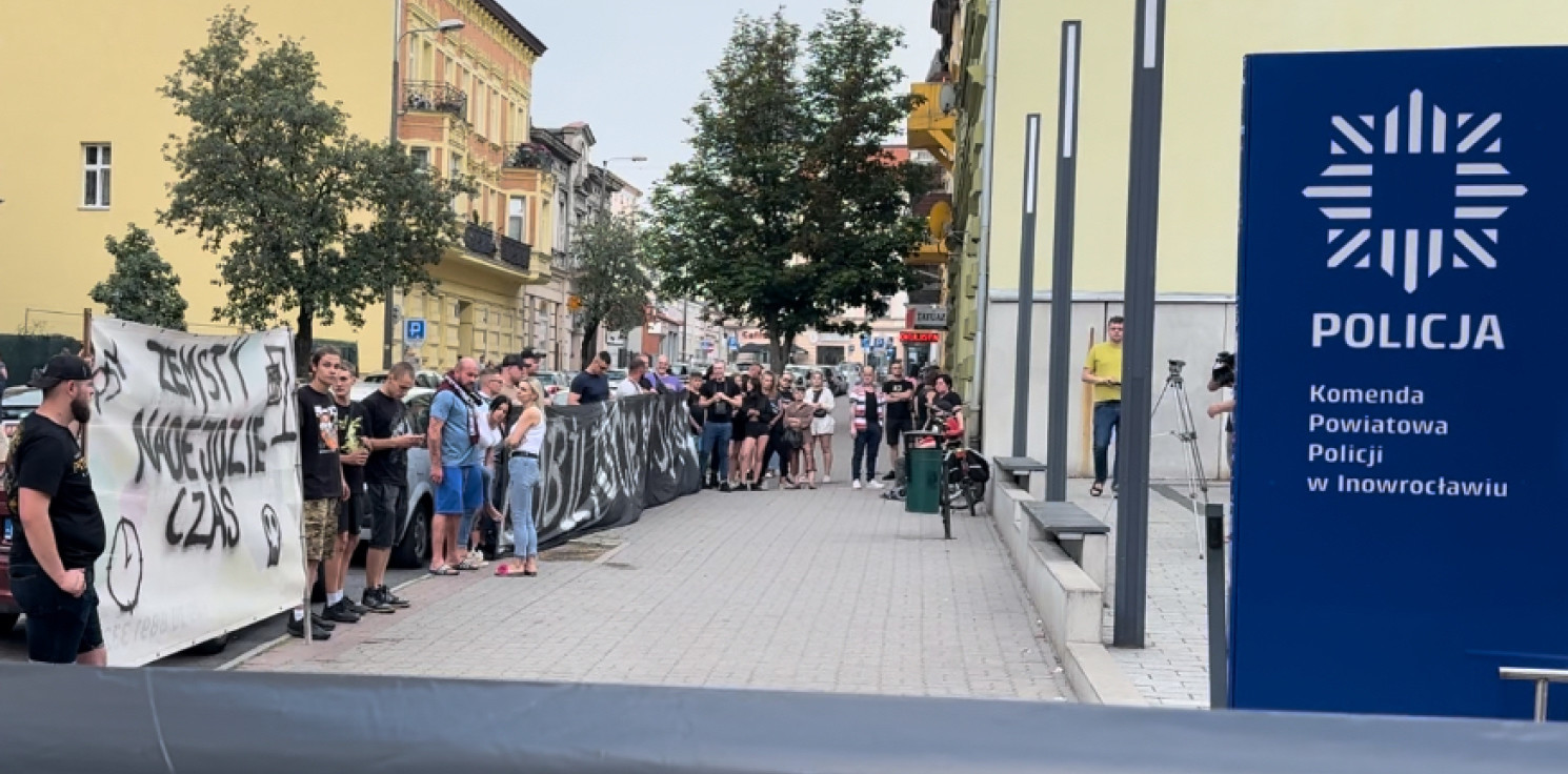 Inowrocław - Milczący protest pod komendą policji po śmierci 27-letniego inowrocławianina