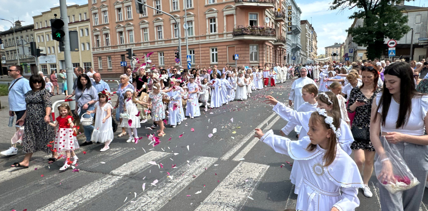 Inowrocław - Ulicami Inowrocławia przeszła procesja z udziałem prymasa Polski