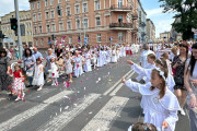 Ulicami Inowrocławia przeszła procesja z udziałem prymasa Polski