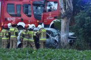 Samochód uderzył w drzewo na drodze do Rojewa