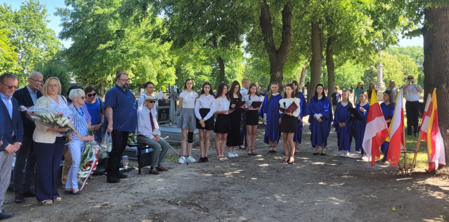 Inowrocław - Odnowili nagrobki. We wzruszającej uroczystości wziął udział wnuk patrona rąbińskiej podstawówki