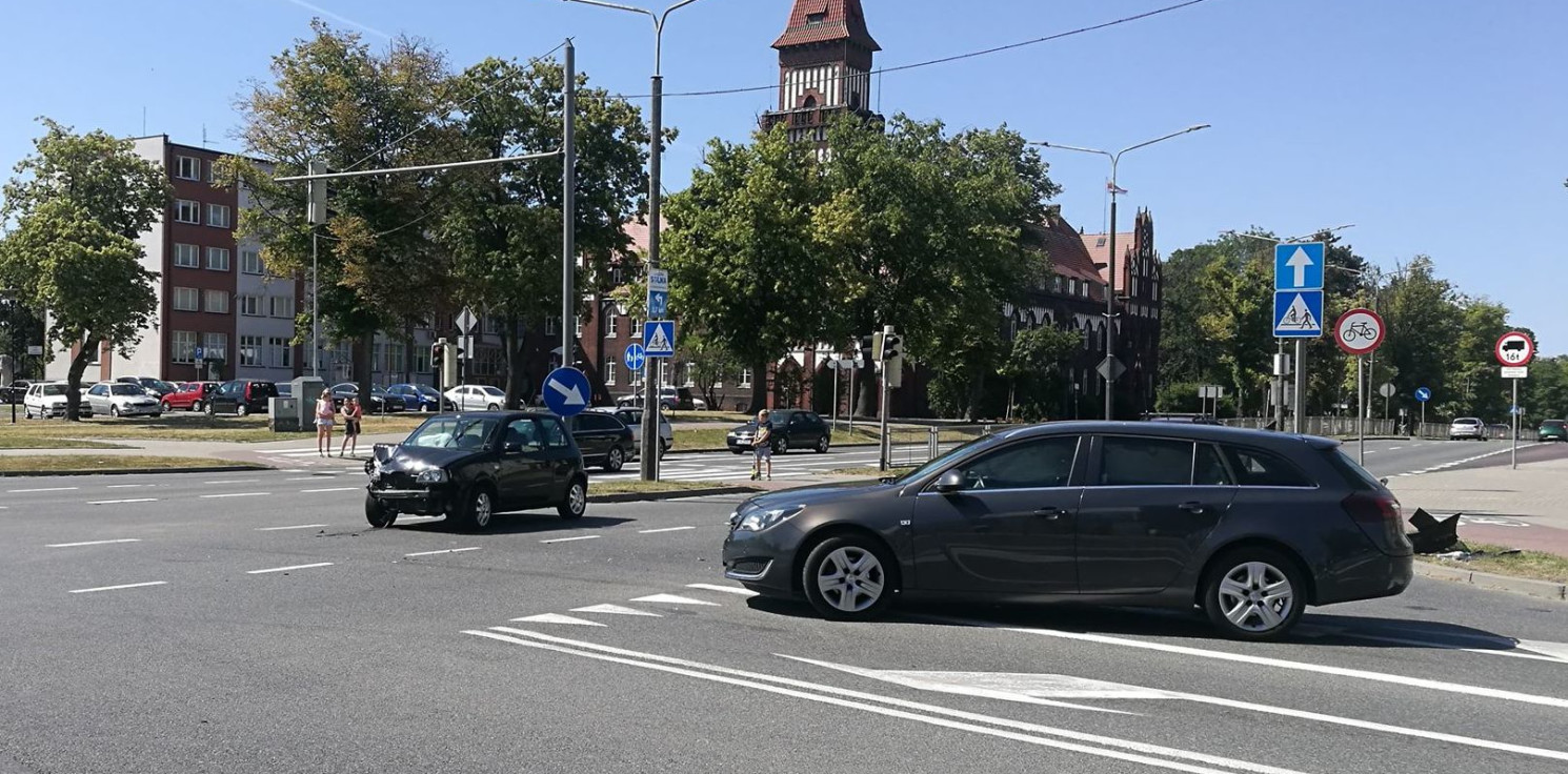 Inowrocław - Kolizja dwóch aut koło ratusza