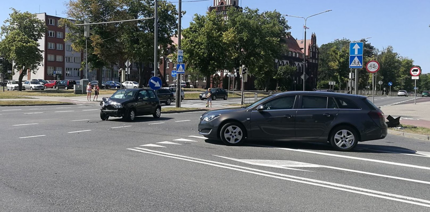 Inowrocław - Kolizja dwóch aut koło ratusza