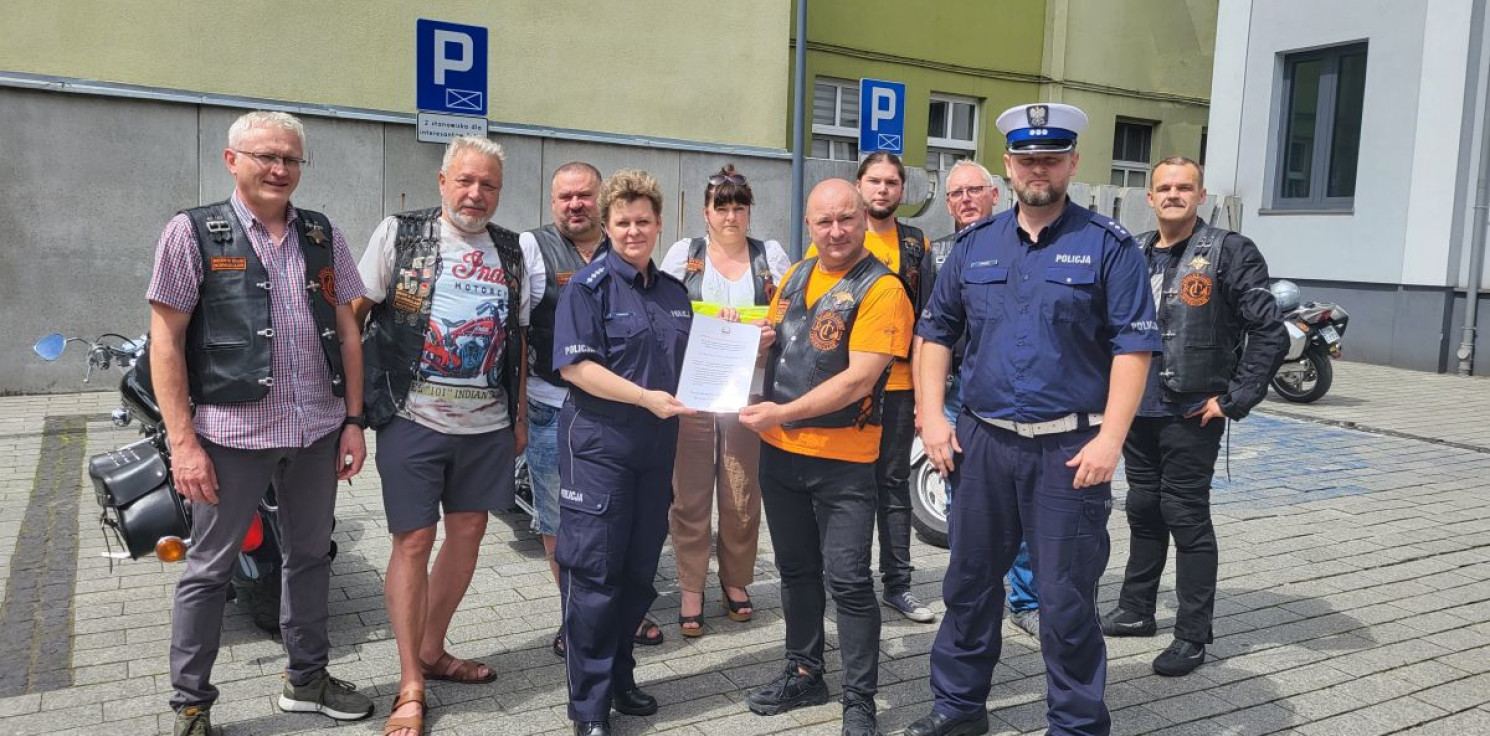 Inowrocław - Przyjechali motocyklami na komendę policji