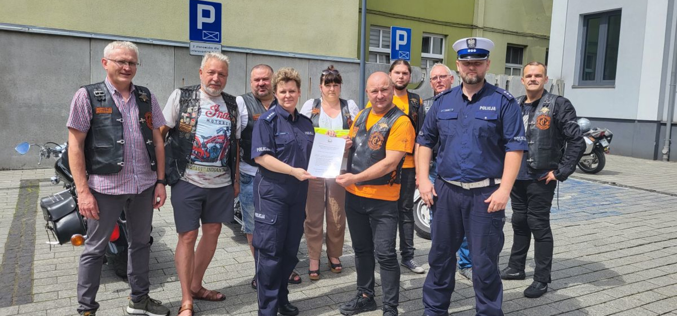 Inowrocław - Przyjechali motocyklami na komendę policji