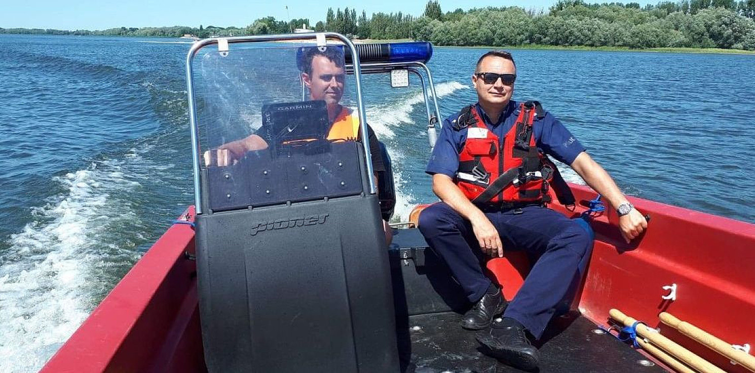 Janikowo.online - Policjanci i strażacy na Jeziorze Pakoskim