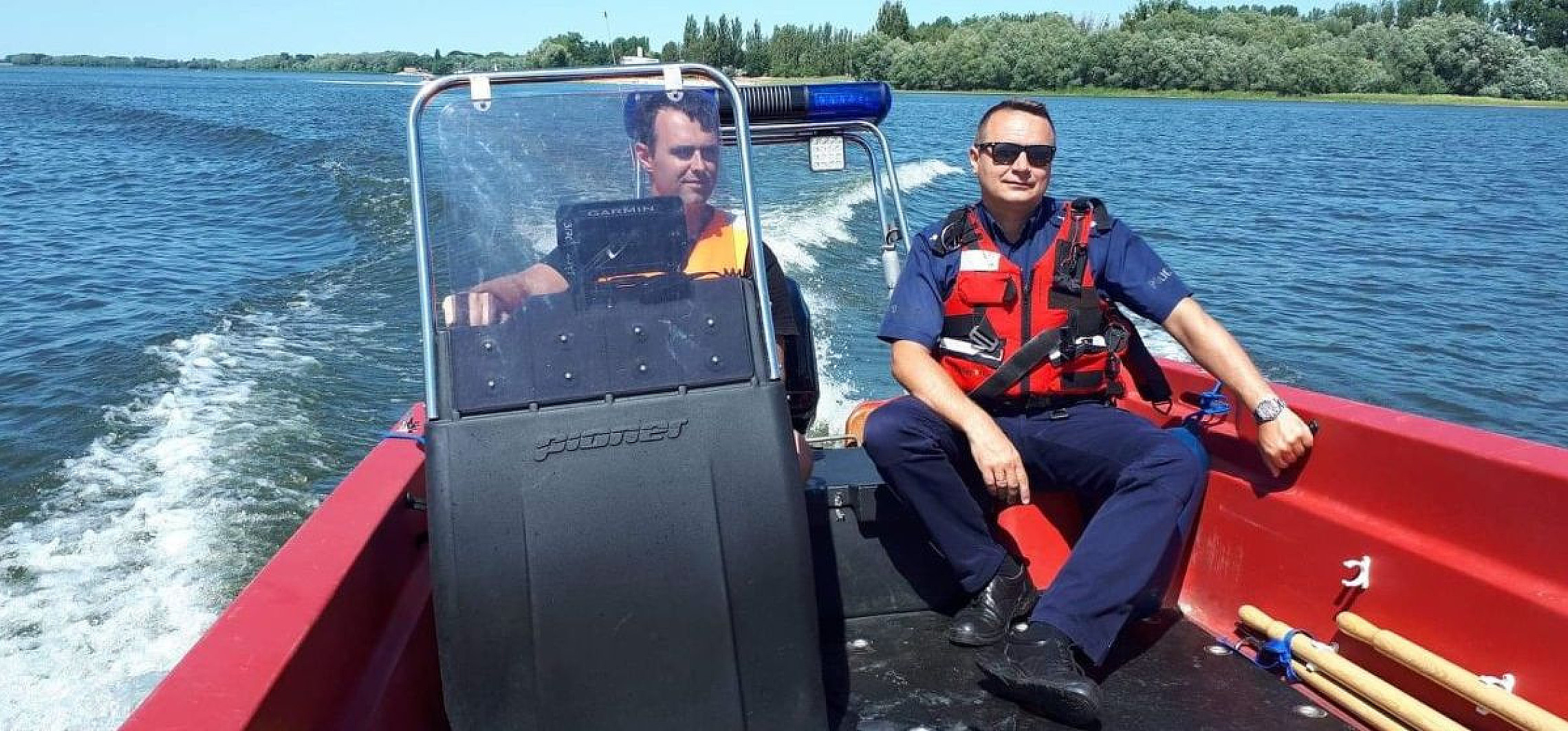 Janikowo - Policjanci i strażacy na Jeziorze Pakoskim