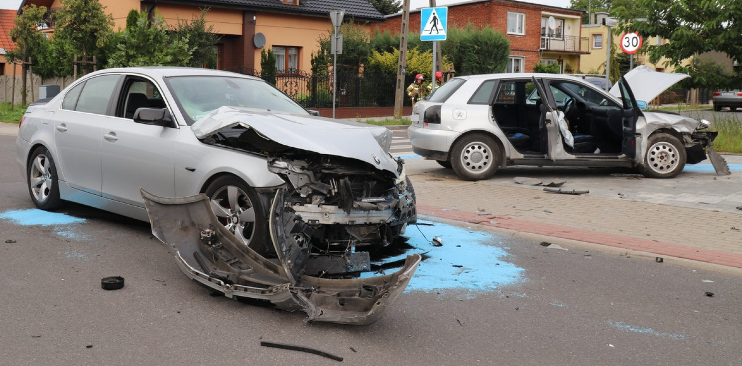 Region - Audi, w które uderzyło bmw, zatrzymało się na ścianie domu