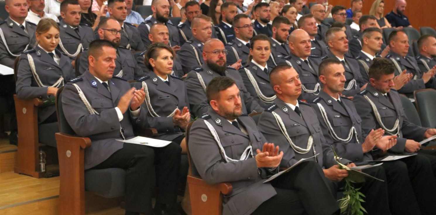 Inowrocław - Dziś Święto Policji. Wręczono 74 awanse