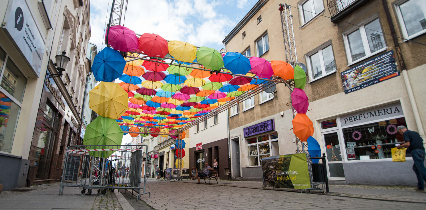 Inowrocław - Kolorowe parasolki nad Królówką. Co to oznacza?