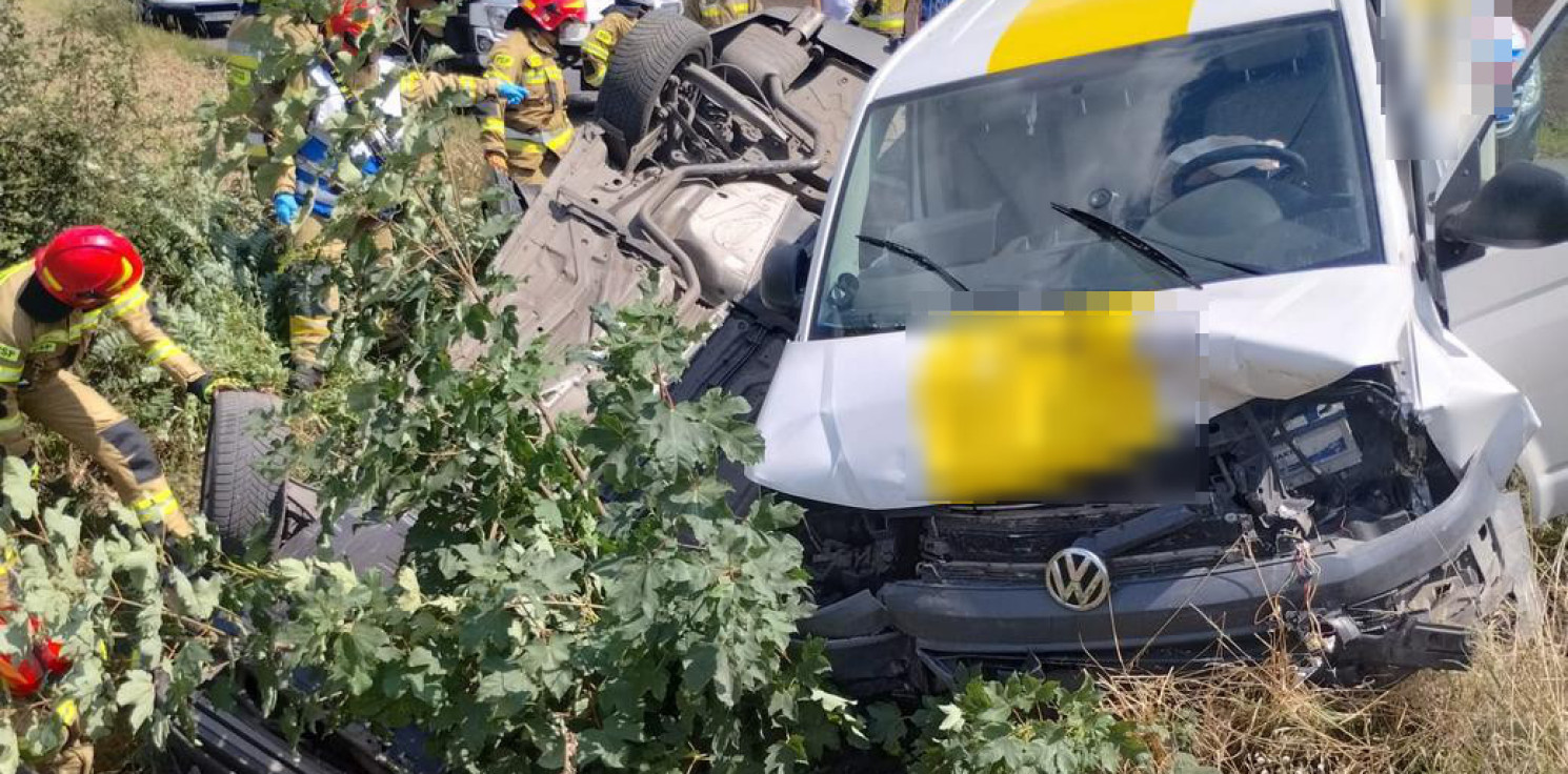 Region - Bus i osobówka wylądowały w rowie