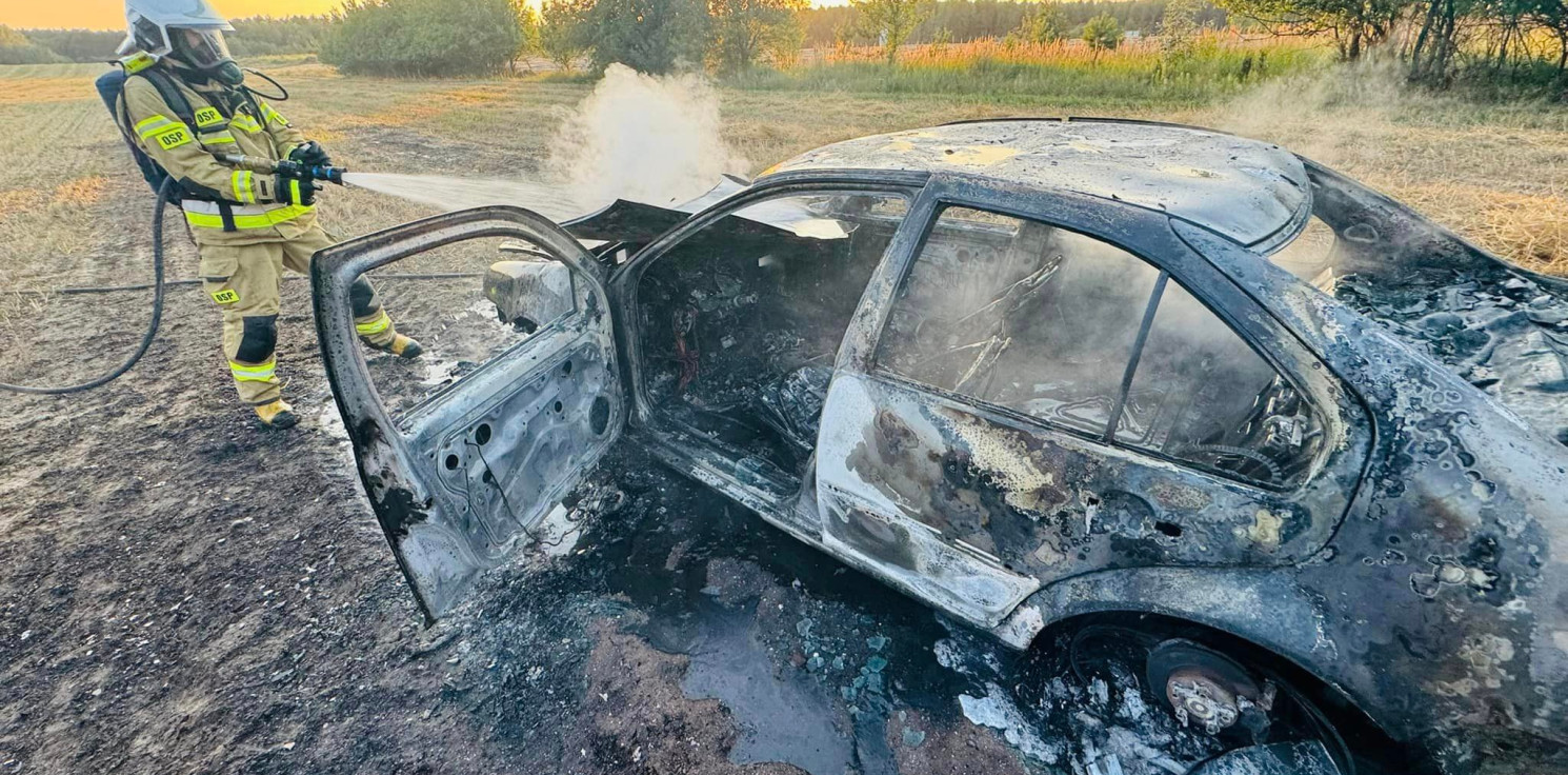 Region - Auto spłonęło całkowicie, kierowca poparzony