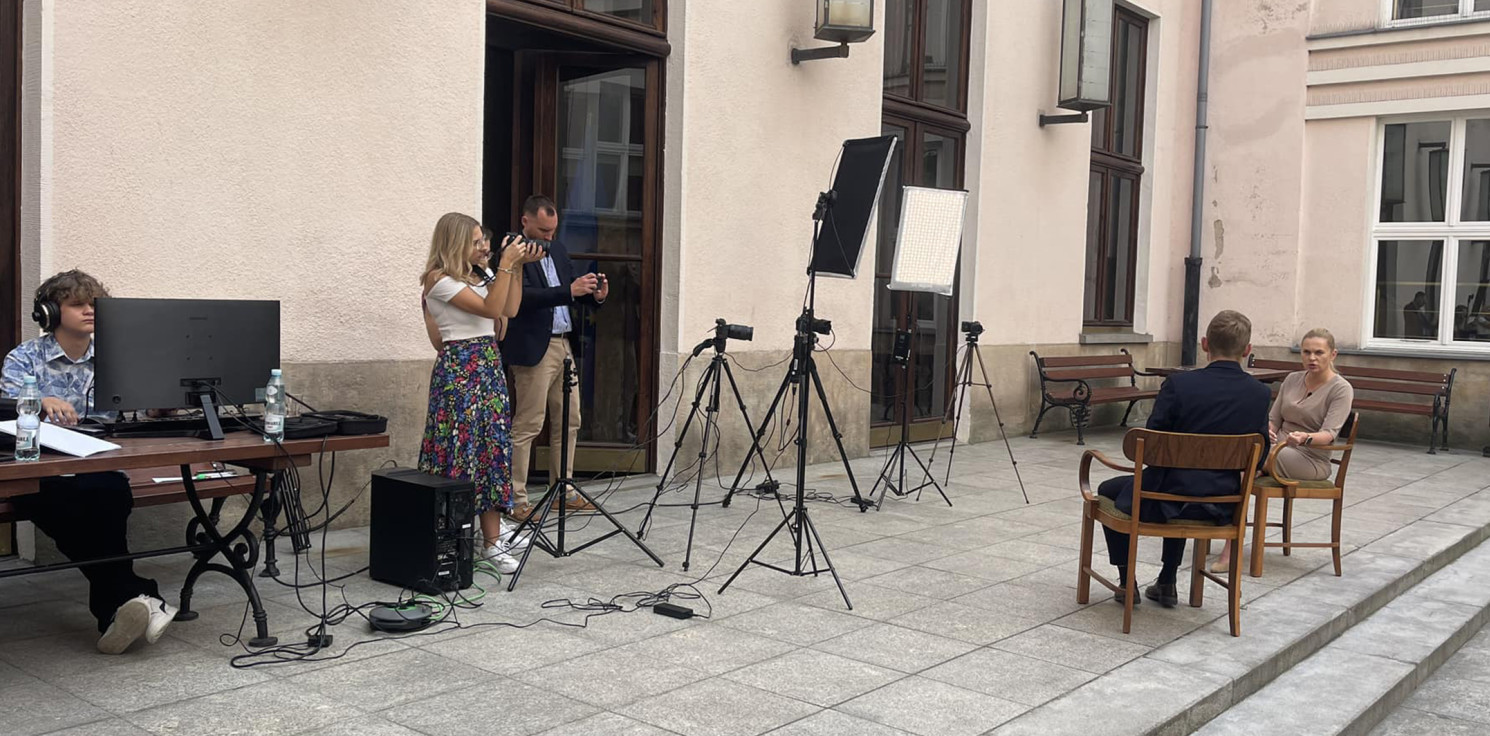 Inowrocław - Przed ich kamerą usiadła minister edukacji, czyli “Młodzi Pytają” w stolicy