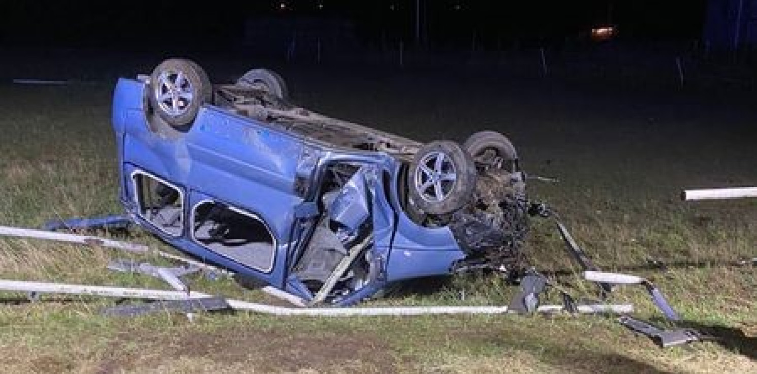 Region - Kierowca renault dachował i wpadł na wybieg dla koni
