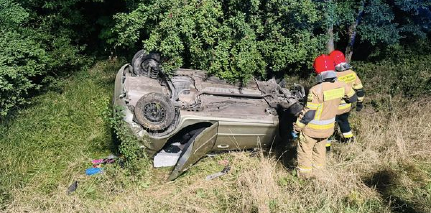 Mogilno - Opel wpadł do rowu i dachował