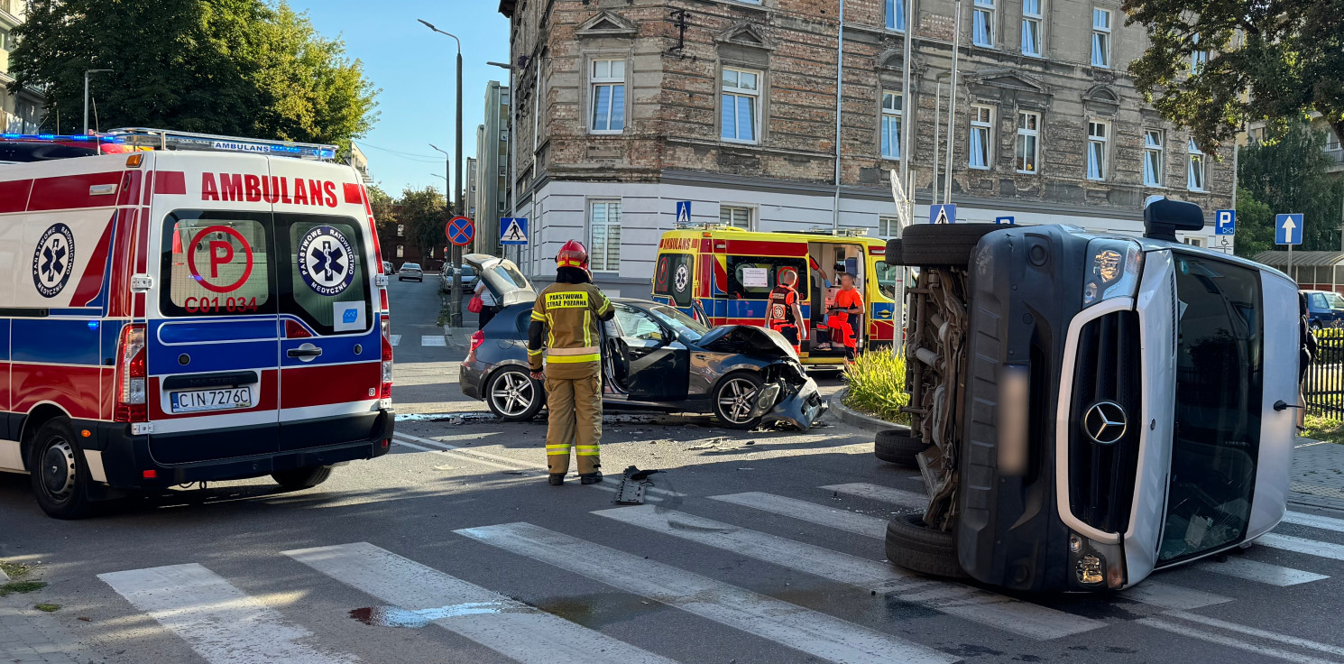 Inowrocław - Groźny wypadek na Sikorskiego. Bus zderzył się z bmw