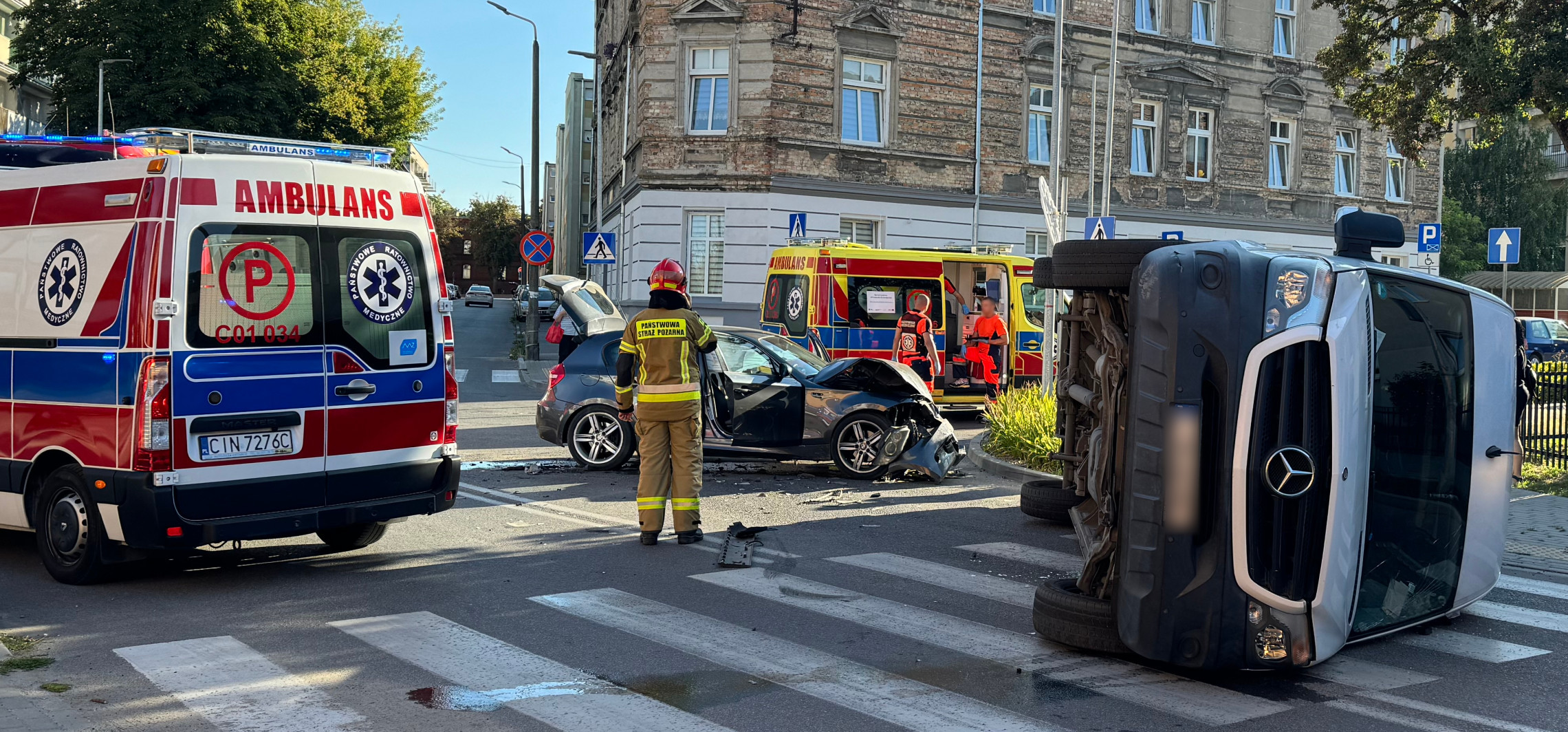 Inowrocław - Groźny wypadek na Sikorskiego. Bus zderzył się z bmw