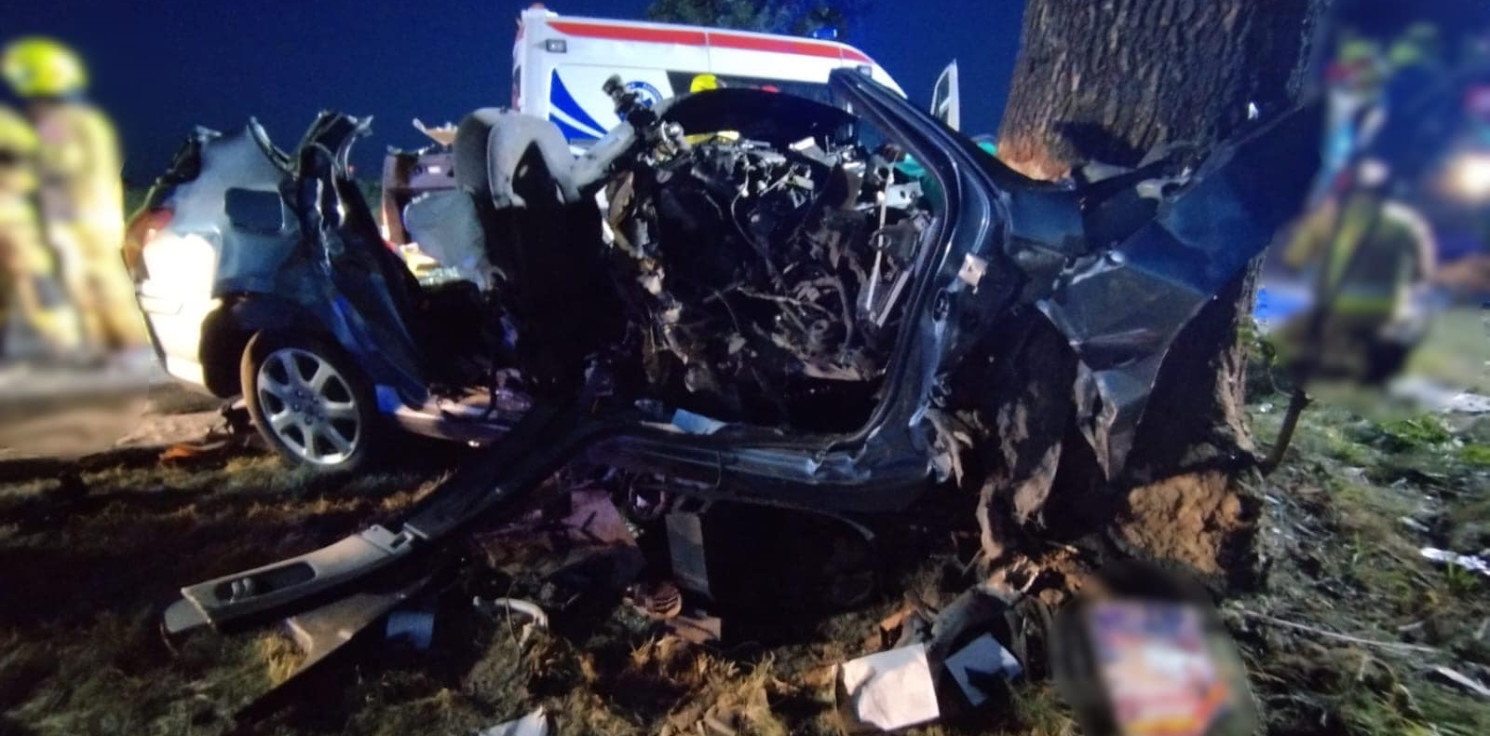 Region - Auto rozbiło się na drzewie, dwie osoby nie żyją