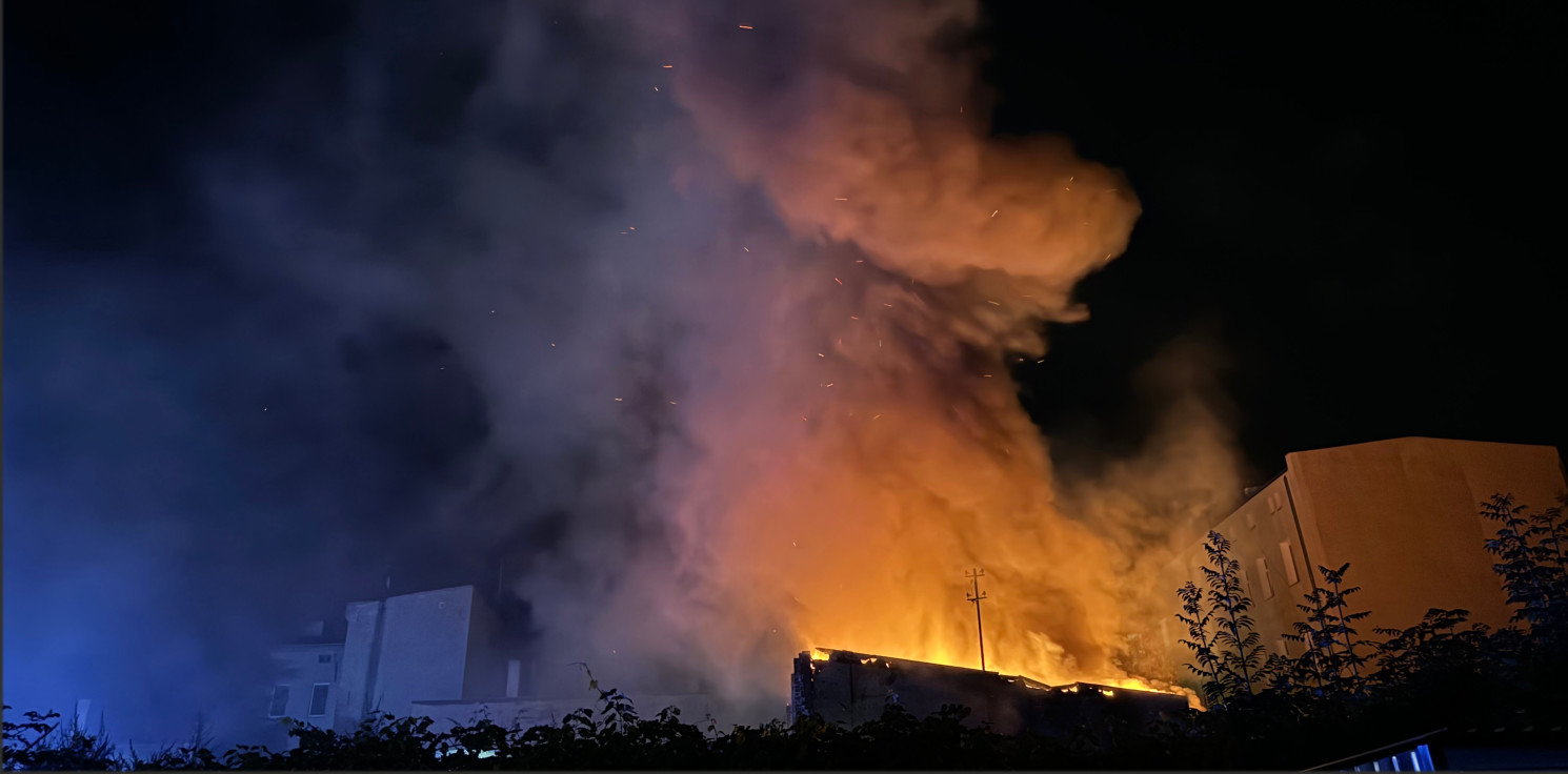 Inowrocław - Strażacy gasili groźny pożar przy Dworcowej