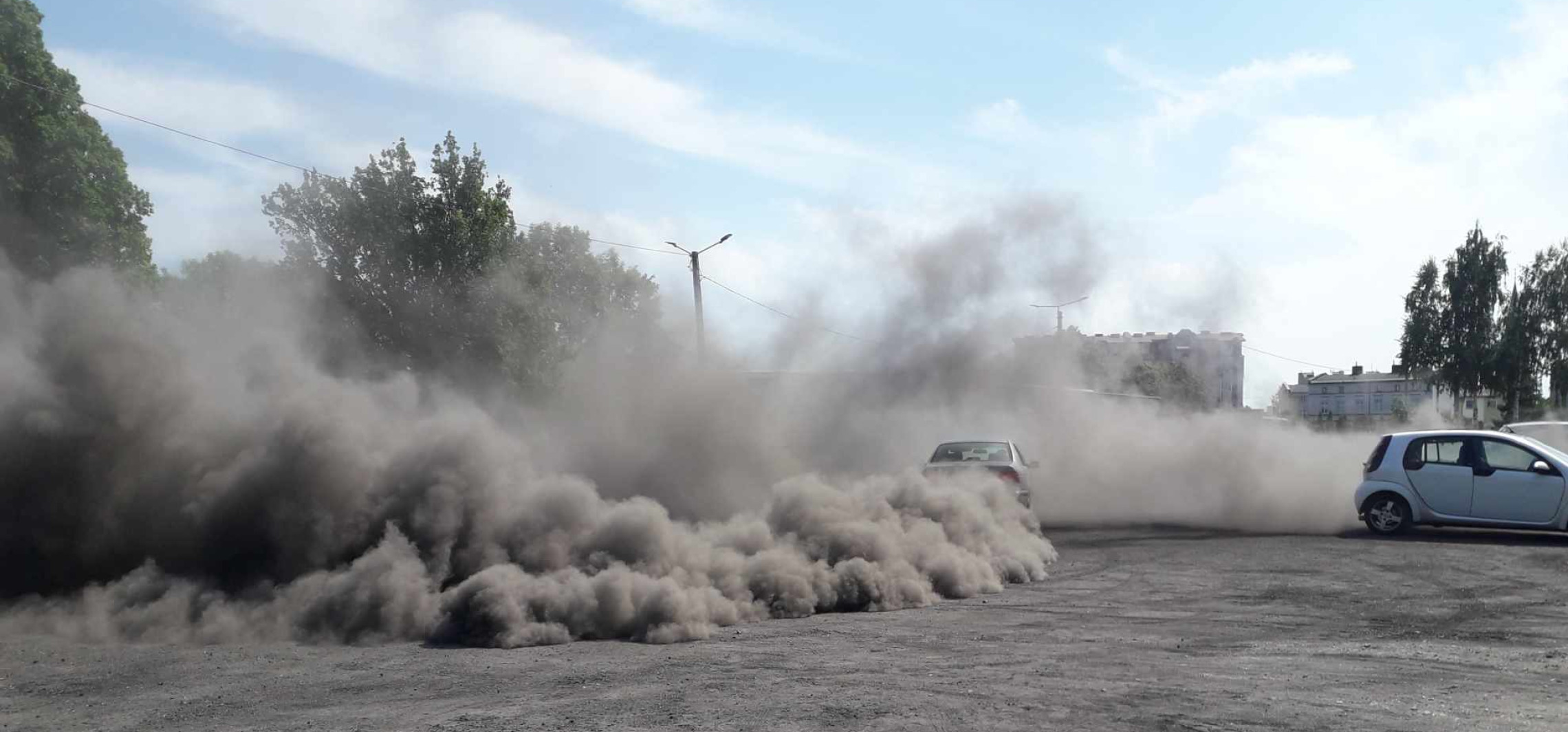 Inowrocław - Kierowca bmw driftował na parkingu przy cmentarzu