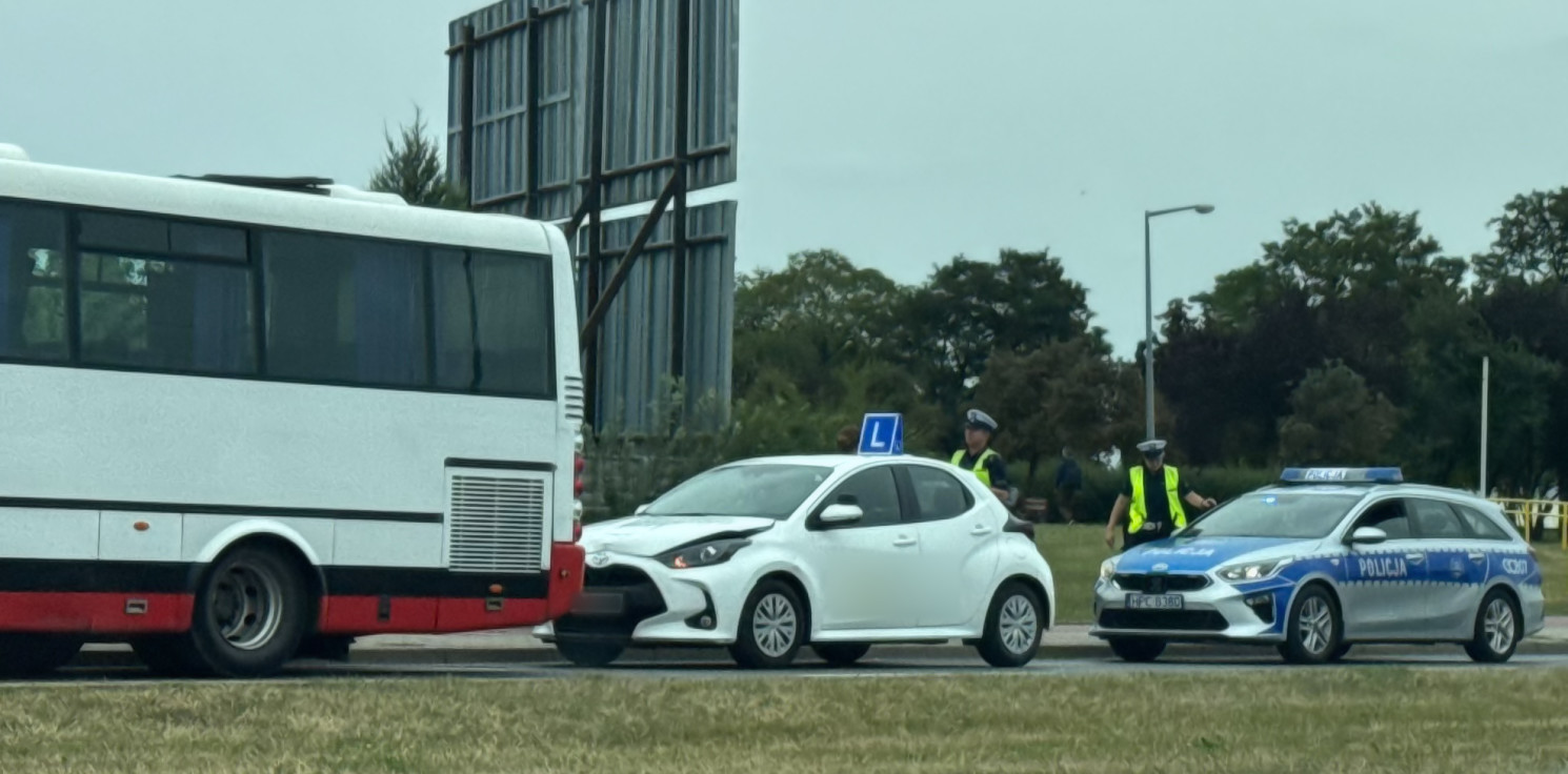 Inowrocław - Na Rąbinie auto uderzyło w "elkę", a ta w autobus