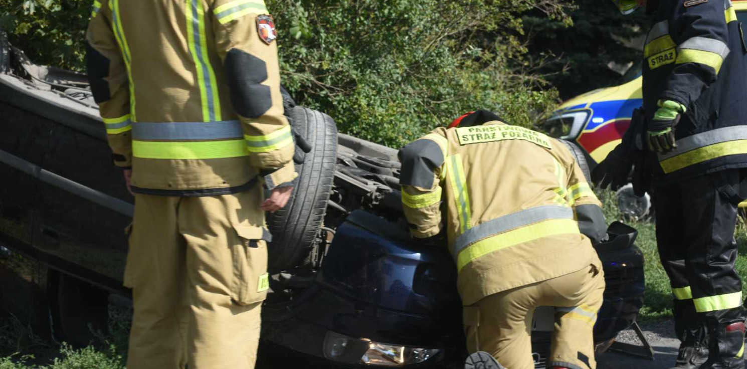 Kruszwica - Na drodze do Kruszwicy dachowało auto