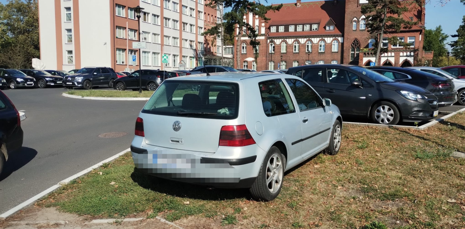 Inowrocław - Ci kierowcy znaleźli “zaproszenia” za wycieraczką. Chodzi o parkowanie
