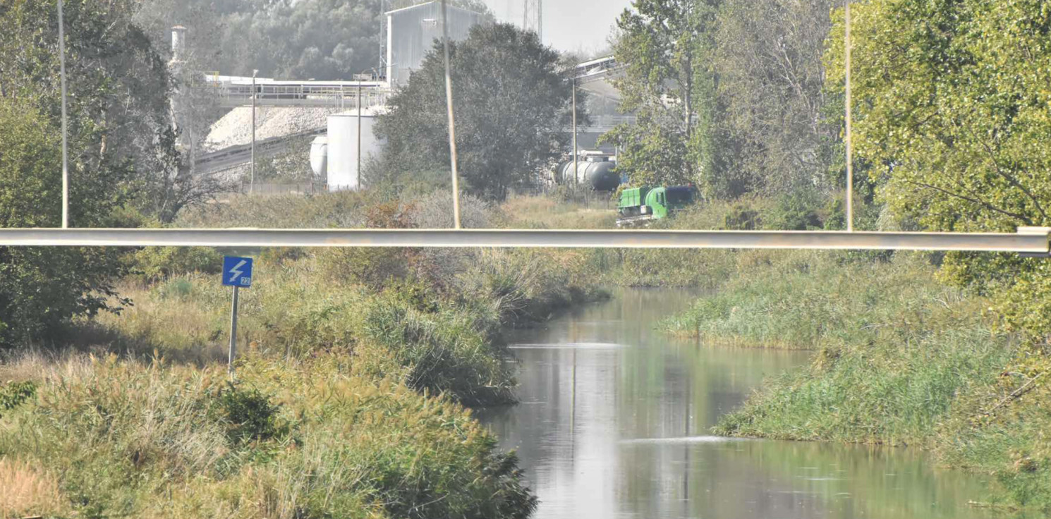 Inowrocław - Substancja ropopochodna przedostała się do Noteci. Na miejscu działają służby