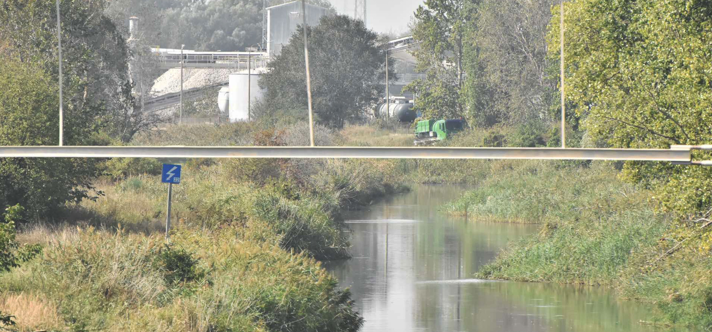 Inowrocław - Substancja ropopochodna przedostała się do Noteci. Na miejscu działają służby