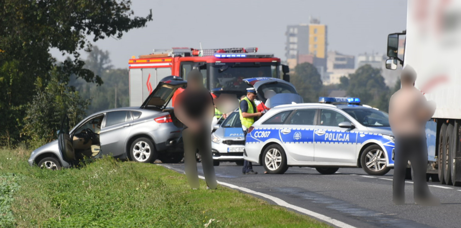 Janikowo - Zderzenie ciężarówki z osobówką. Droga zablokowana