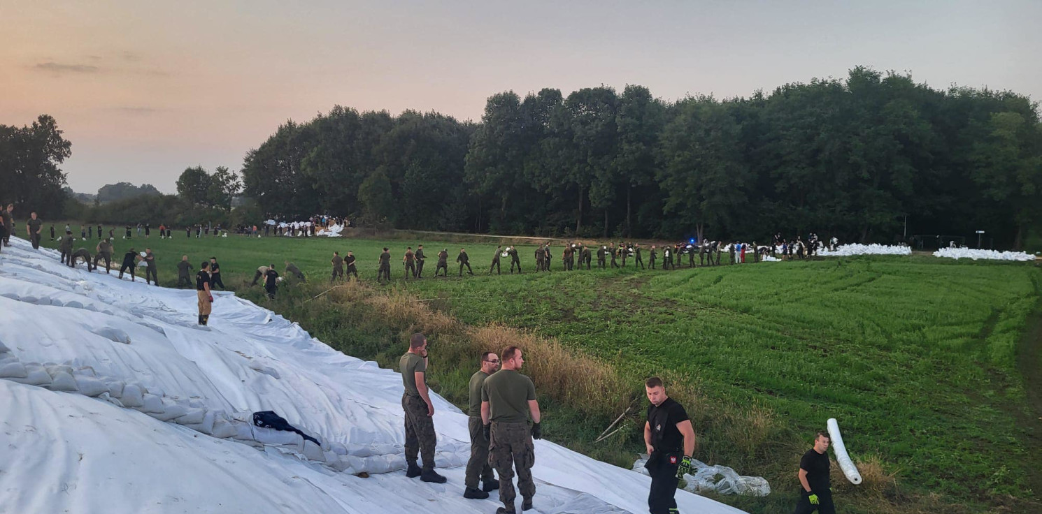 Mogilno - Strażacy z Mogilna pomagają umacniać wały na południu Polski