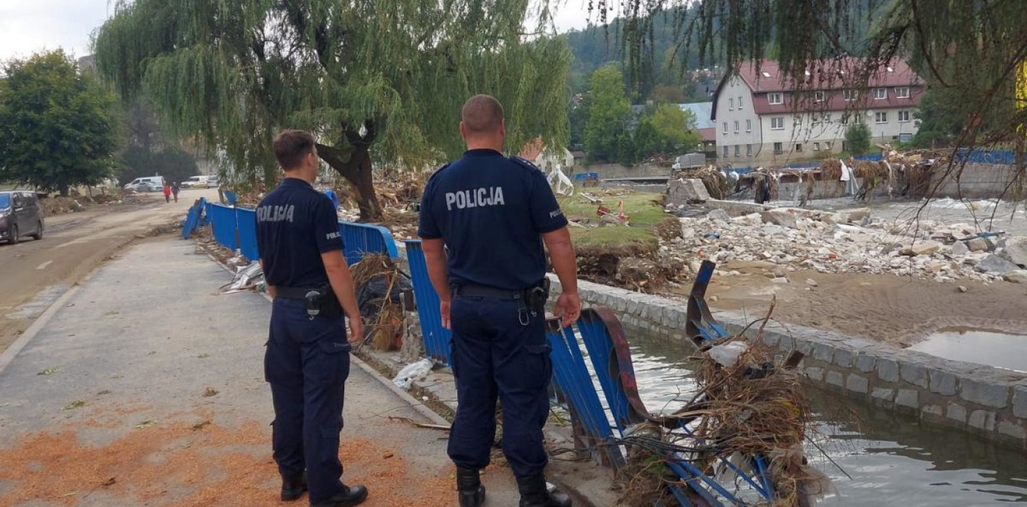 Radziejów - Policjanci pomagają na terenach powodziowych