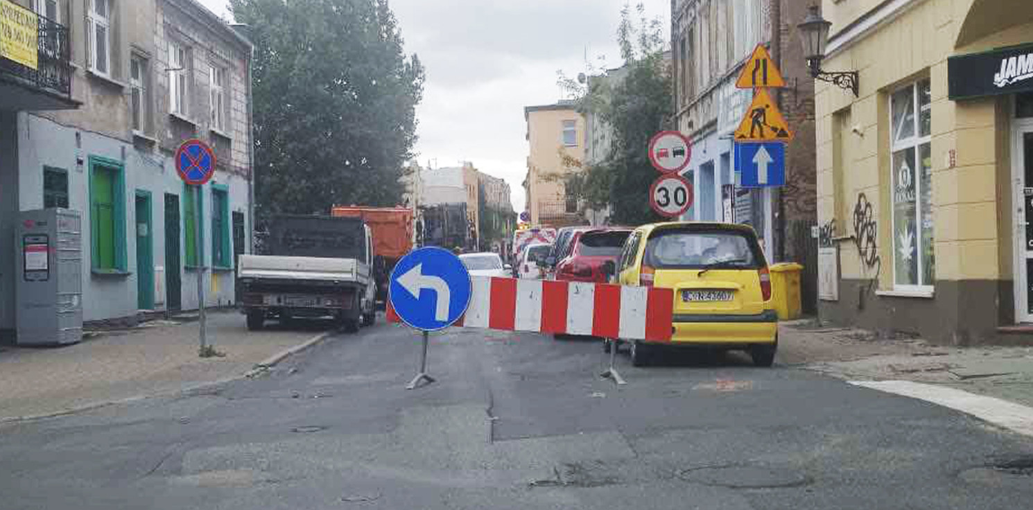 Inowrocław - Naprawiają asfalt po awarii. Objazdy dla kierowców