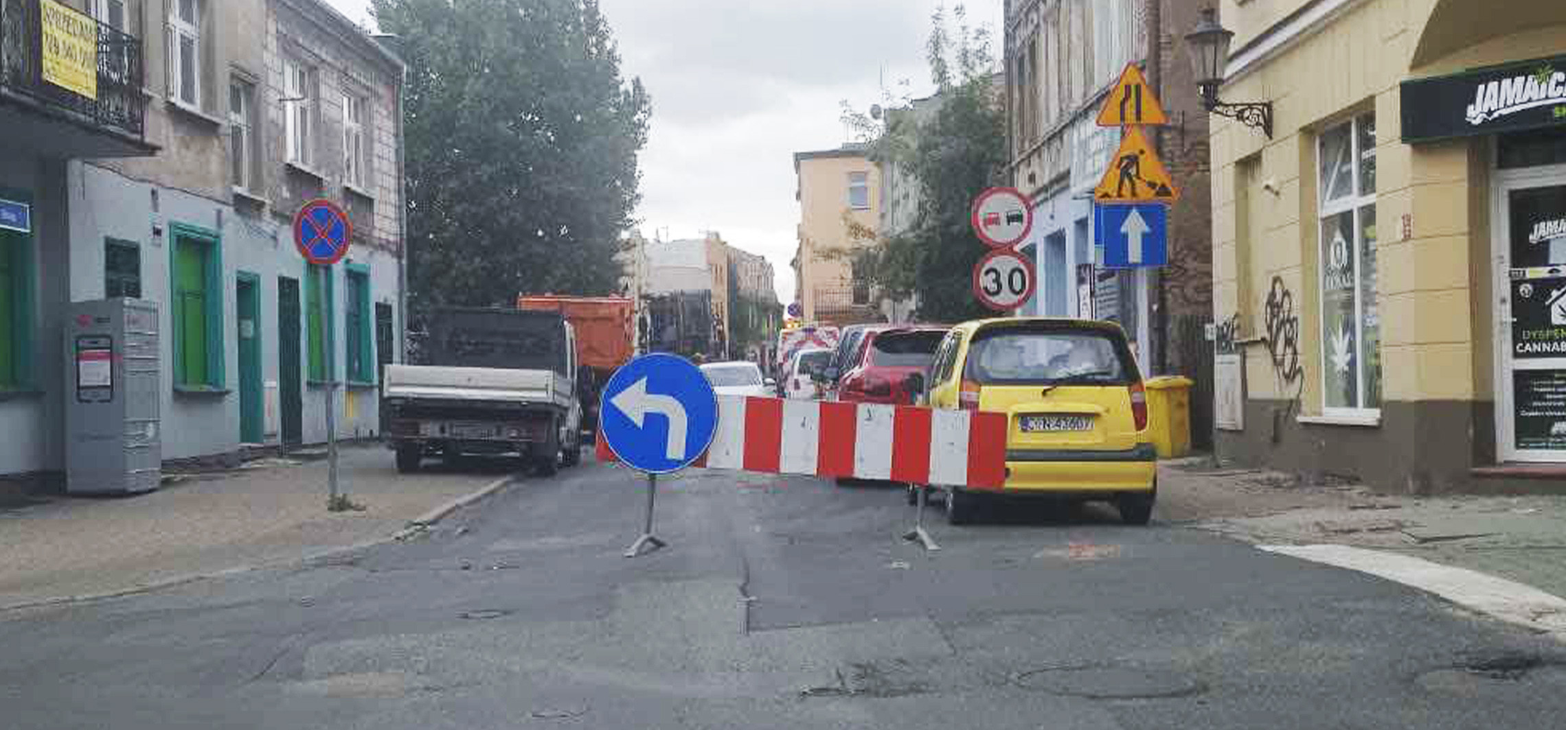 Inowrocław - Naprawiają asfalt po awarii. Objazdy dla kierowców