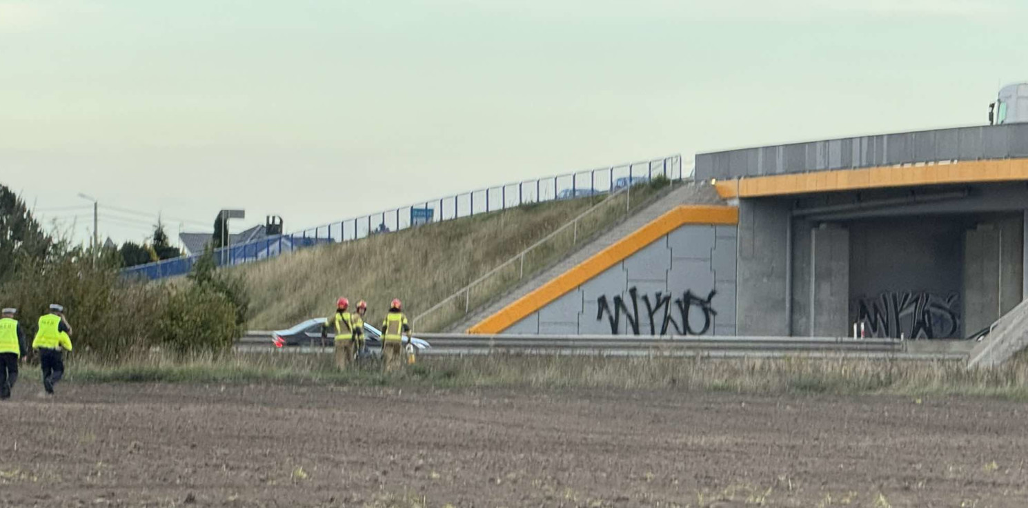 Inowrocław - Zablokowana obwodnica Inowrocławia. Na wiadukcie stał człowiek