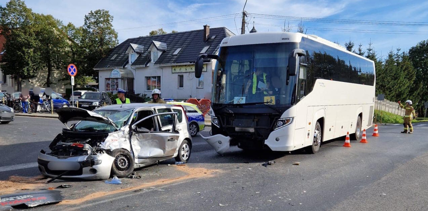 Region - Autobus wiozący dzieci zderzył się z osobówką