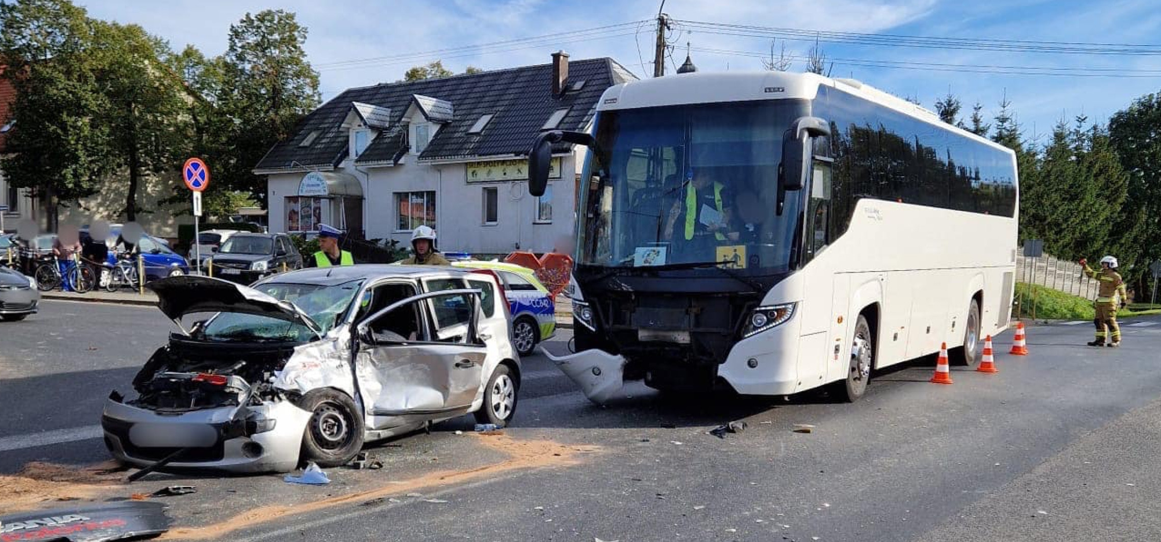 Region - Autobus wiozący dzieci zderzył się z osobówką